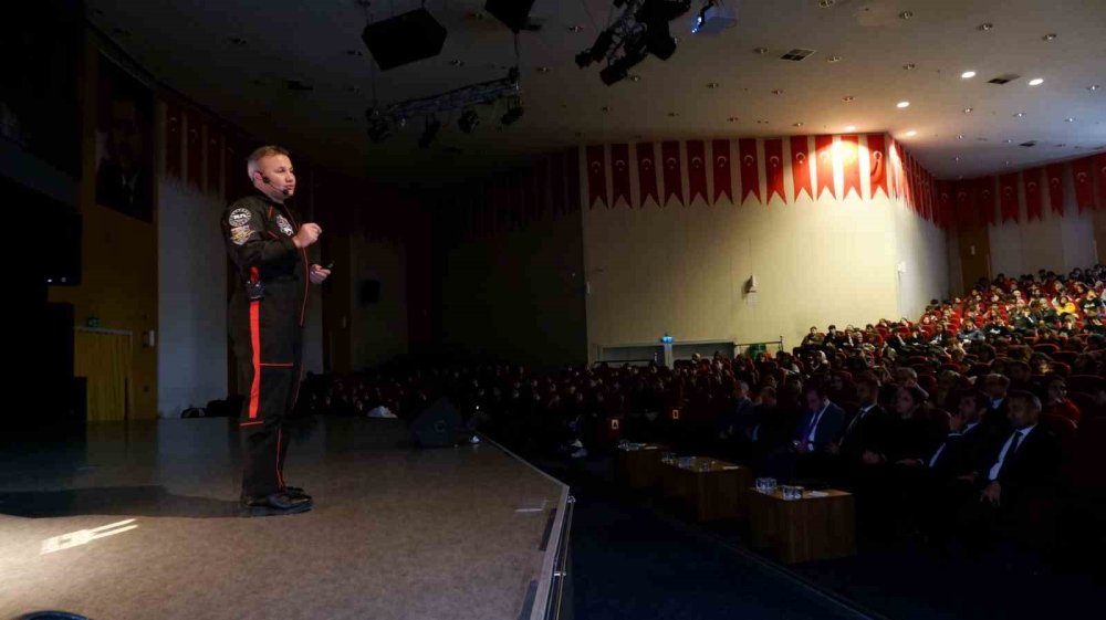 Alper Gezeravcı, Erzurum'da öğrencilerle buluştu