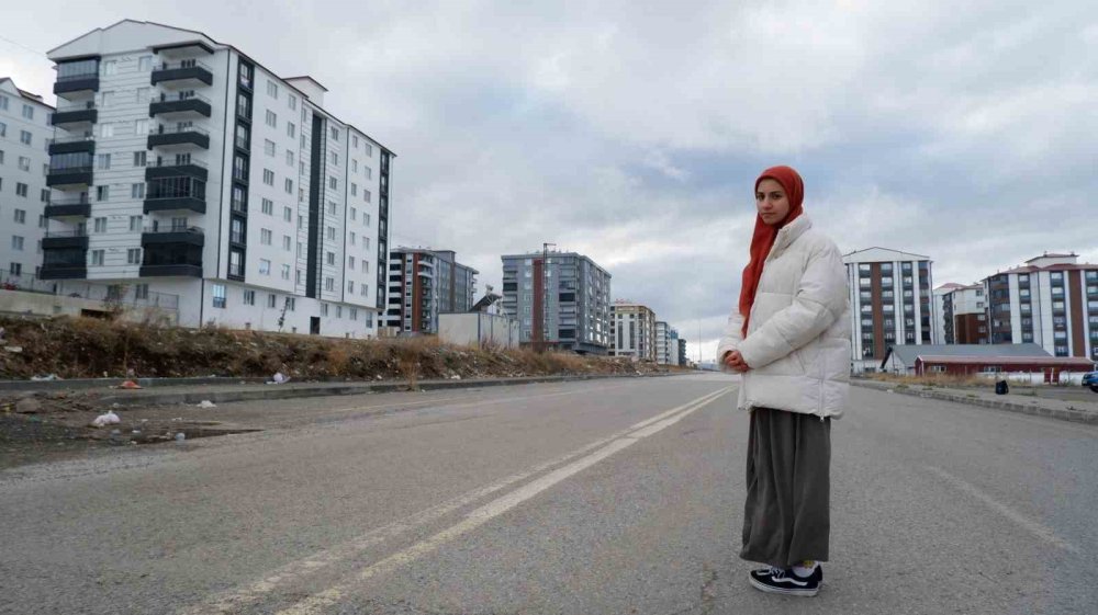 Erzurum'da trafik kazasında annesini kaybeden çocuk isyan etti