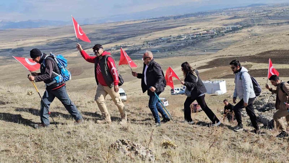 Bitlis'te öğretmenler tarihi tepeye doğa yürüyüşü gerçekleştirdi