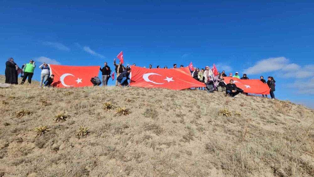 Bitlis'te öğretmenler tarihi tepeye doğa yürüyüşü gerçekleştirdi