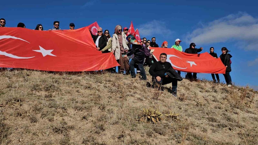 Bitlis'te öğretmenler tarihi tepeye doğa yürüyüşü gerçekleştirdi