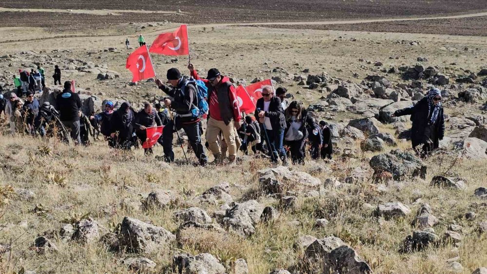 Bitlis'te öğretmenler tarihi tepeye doğa yürüyüşü gerçekleştirdi