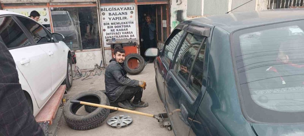 Bitlis'te oto lastikçilerde yoğunluk