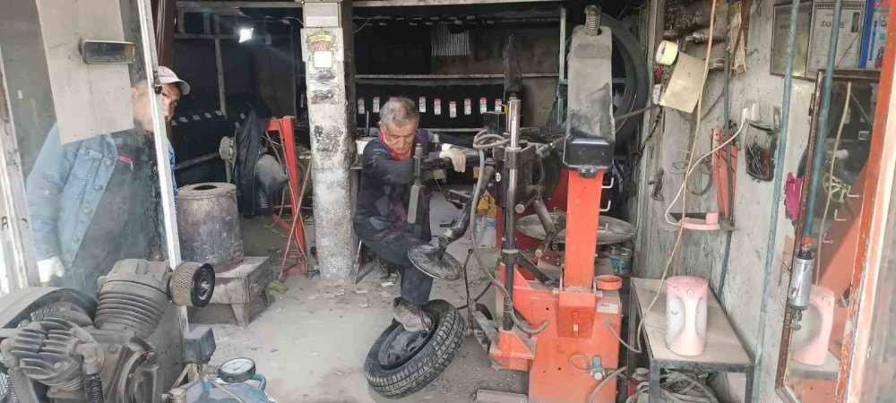 Bitlis'te oto lastikçilerde yoğunluk