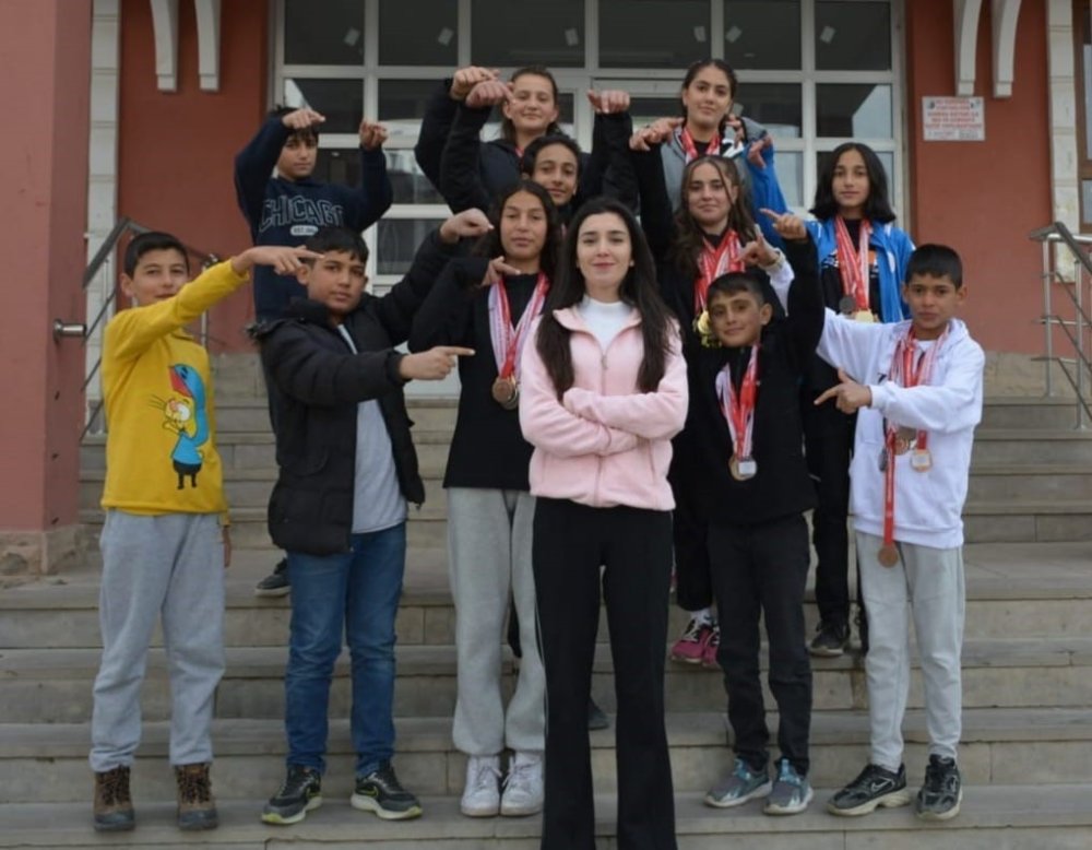 Erzurum'da Elif öğretmen öğrencilerini spora yönlendiriyor