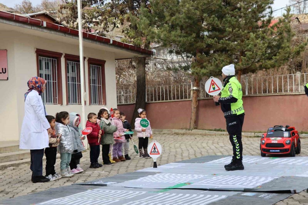 Erzurum'da minik öğrencilere trafik kuralları öğretildi