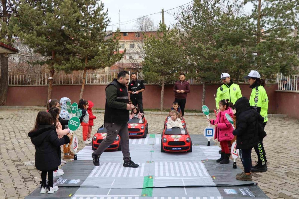 Erzurum'da minik öğrencilere trafik kuralları öğretildi