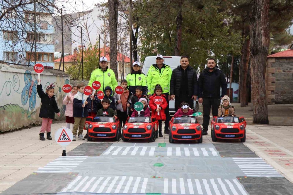 Erzurum'da minik öğrencilere trafik kuralları öğretildi