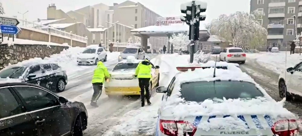 Bitlis'te kar, kazaları beraberinde getirdi