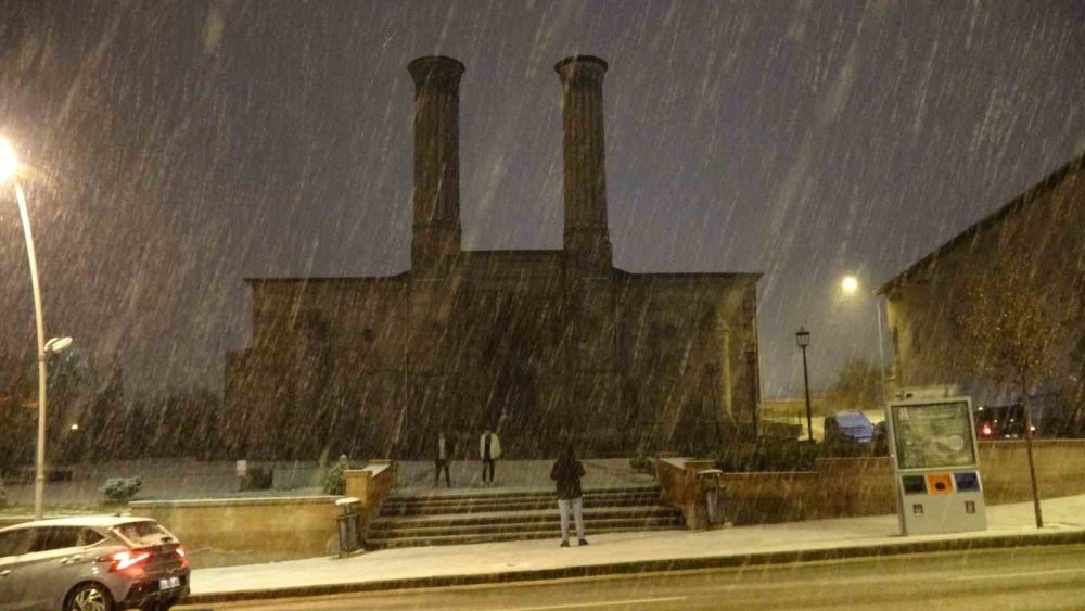 Erzurum’da beklenen kar yağışı başladı