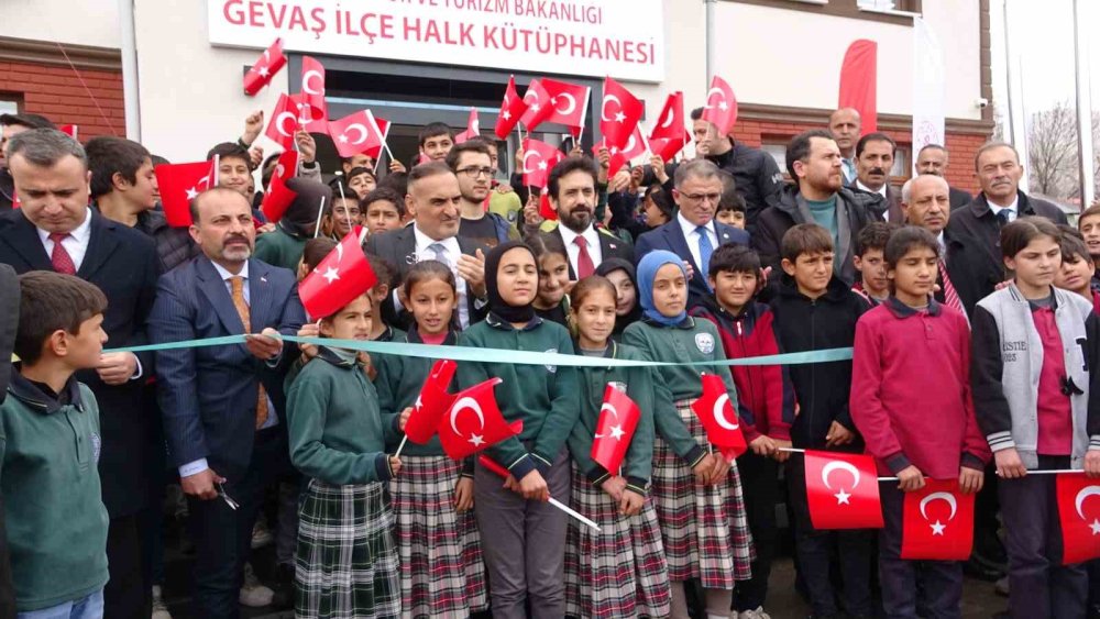 Kültür ve Turizm Bakan Yardımcısı Mumcu Van'da kütüphane açılışına katıldı