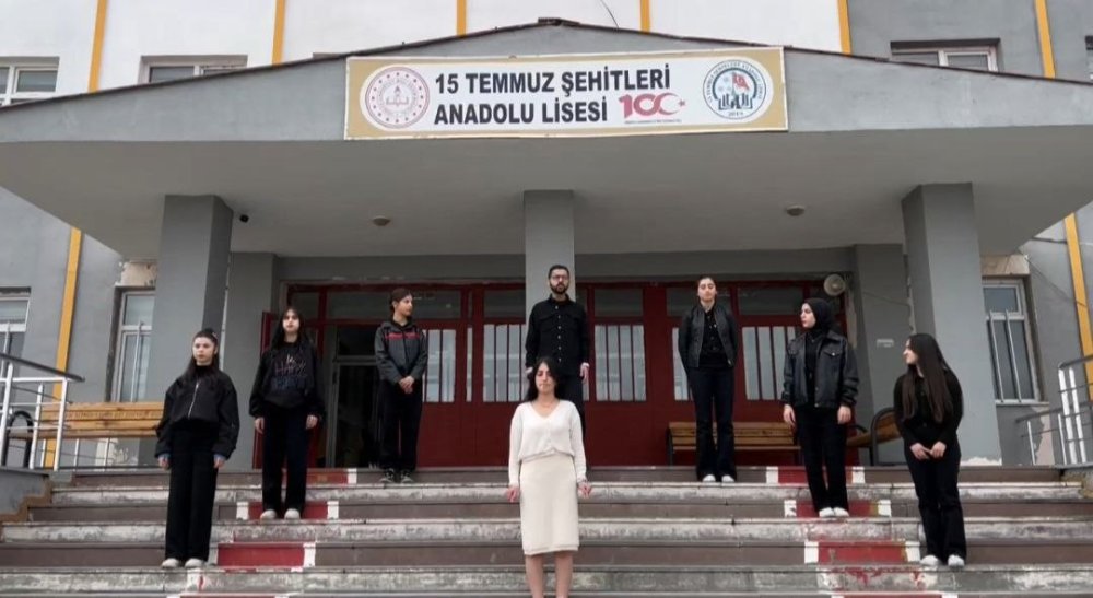 Van'da lise öğrencileri ‘Kadına Şiddete Dur’ dediler