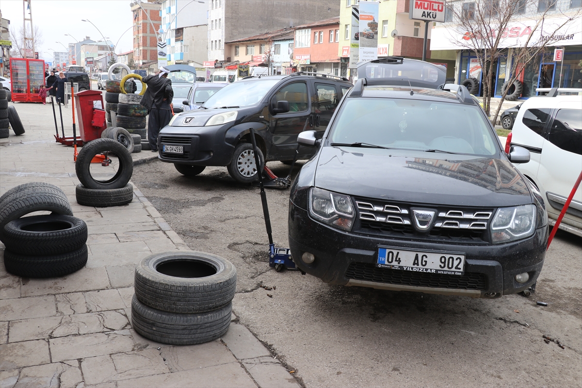 aa-20241126-36296770-36296767-agrida-one-cekilen-zorunlu-kis-lastigi-uygulamasi-nedeniyle-lastikcilerde-yogunluk-yasaniyor.jpg