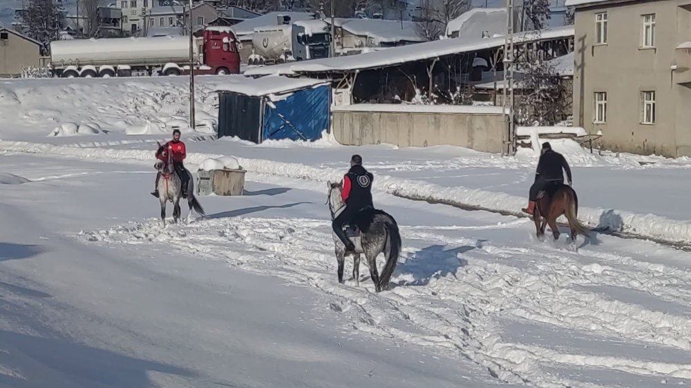 Erzurum'da kar üstünde cirit antrenmanı