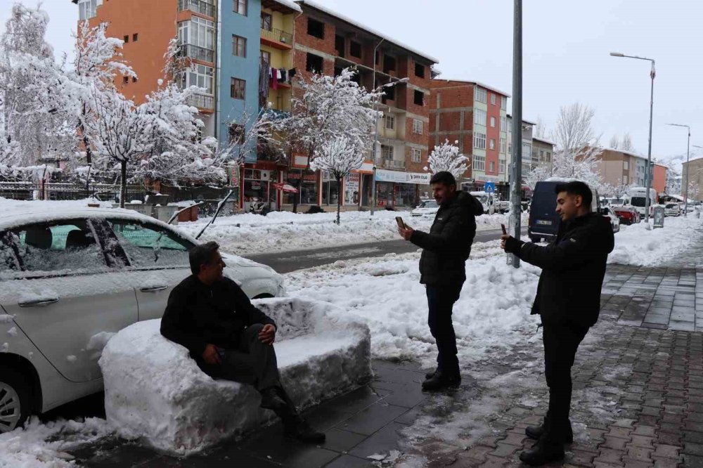 Erzurum’daki esnaf, kardan koltuk yaptı