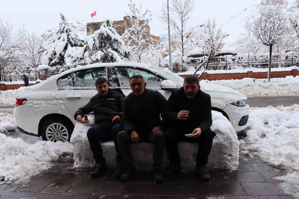 Erzurum’daki esnaf, kardan koltuk yaptı