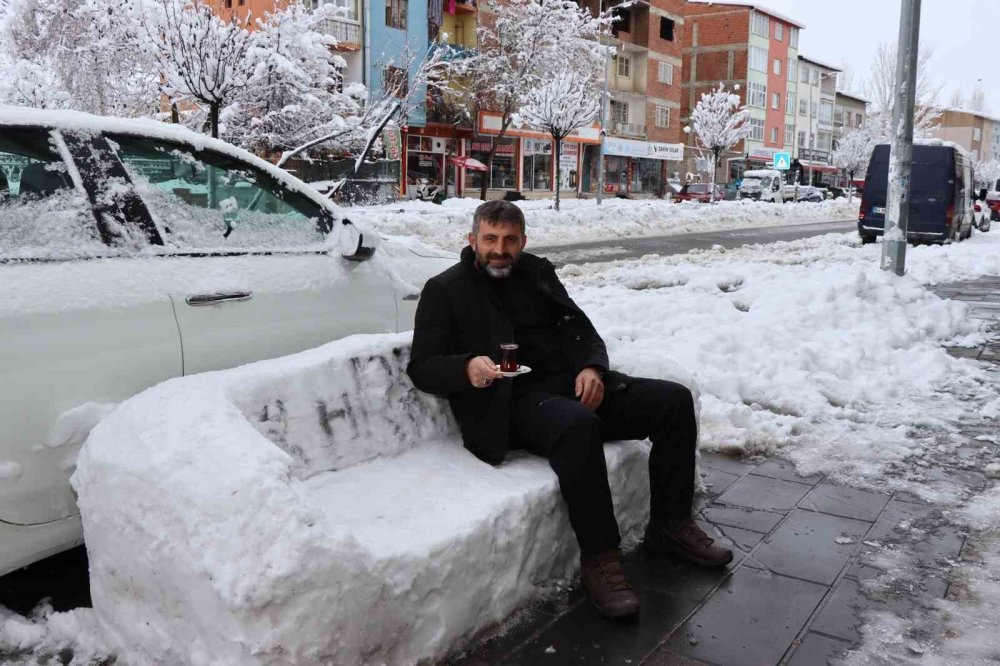 Erzurum’daki esnaf, kardan koltuk yaptı