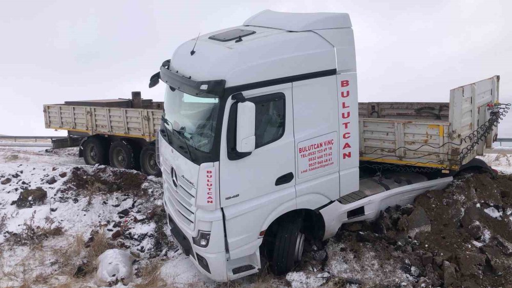 Kars’ta kayan tır şarampole düştü