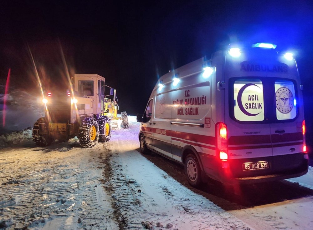 Van'da sınırda rahatsızlanan askeri personel zorlu uğraşlar sonucu hastaneye yetiştirildi