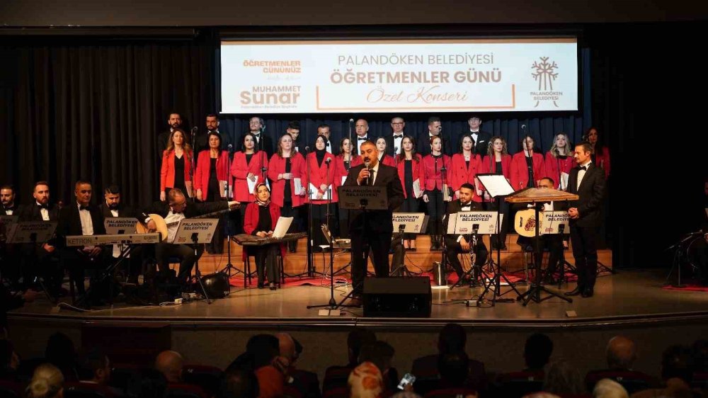 Bakan Tekin, Erzurum'da öğretmenler için şarkı söyledi