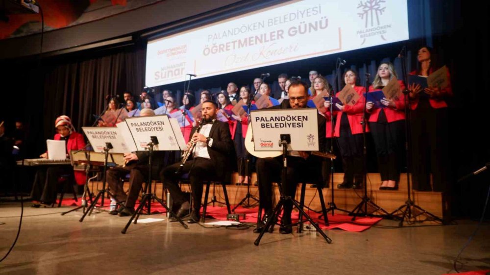 Bakan Tekin, Erzurum'da öğretmenler için şarkı söyledi