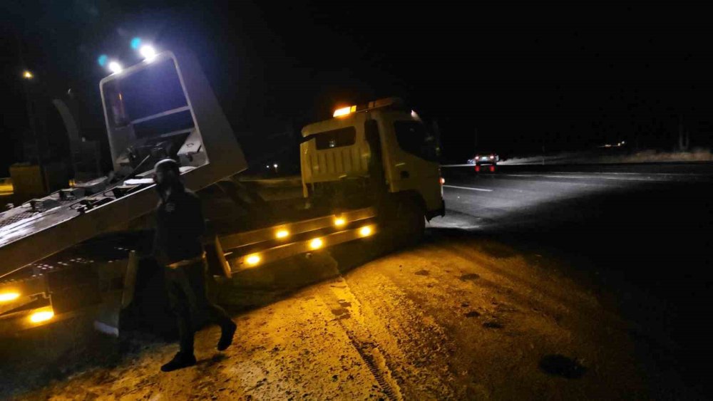 Bitlis'te buzlanan yolda otomobil takla attı