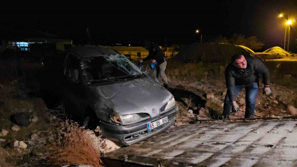 Bitlis'te buzlanan yolda otomobil takla attı