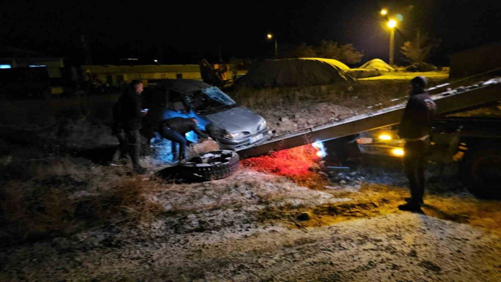 Bitlis'te buzlanan yolda otomobil takla attı