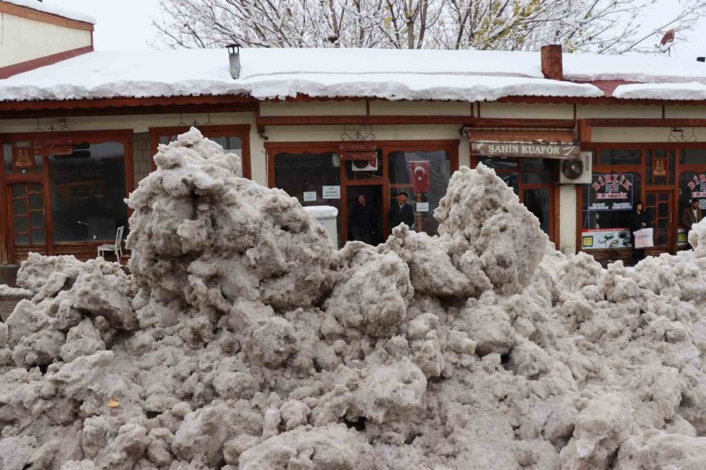 Erzurum'da karı temizleme çalışmaları devam ediyor