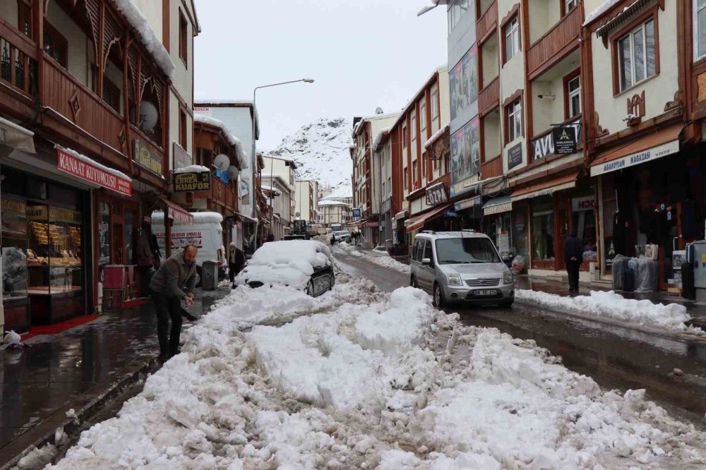 Erzurum'da karı temizleme çalışmaları devam ediyor