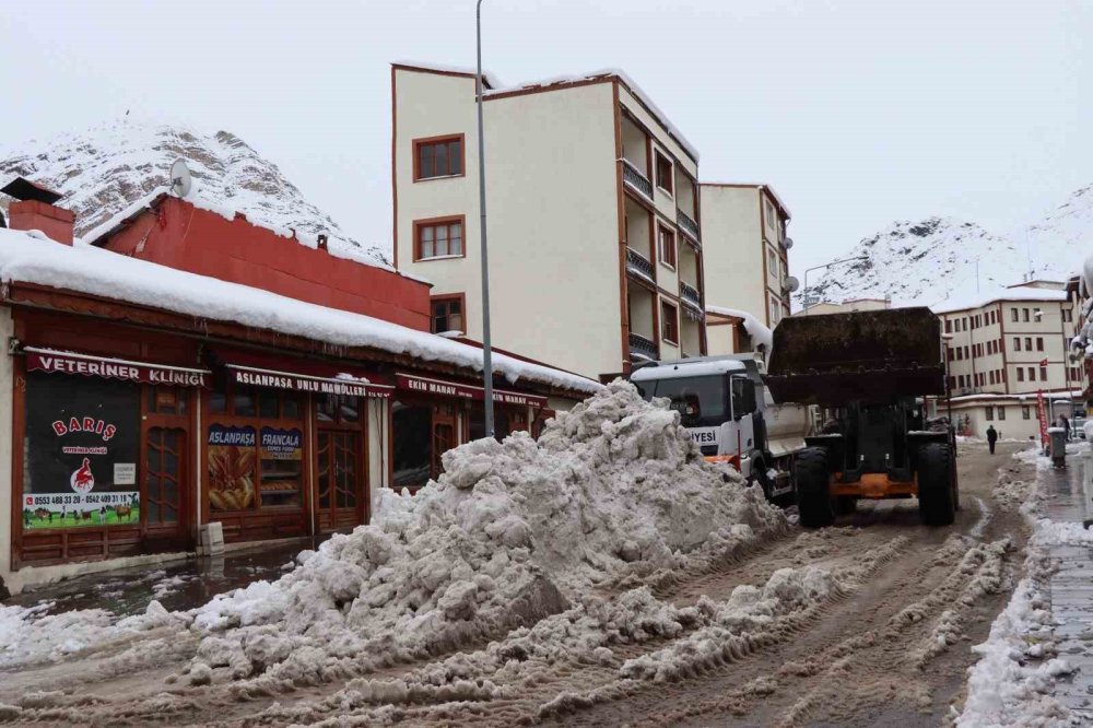 Erzurum'da karı temizleme çalışmaları devam ediyor