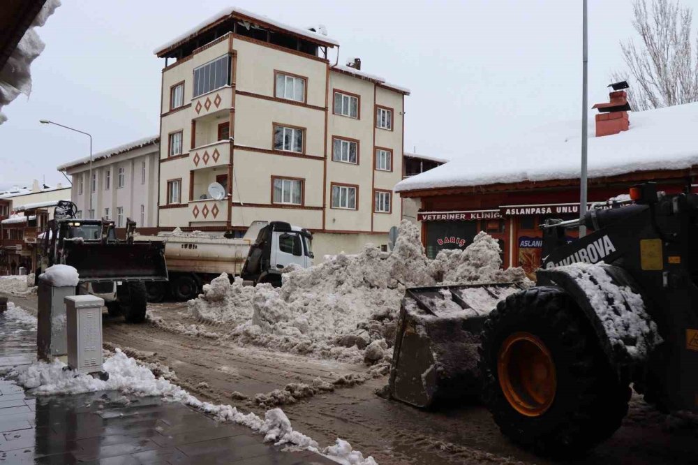 Erzurum'da karı temizleme çalışmaları devam ediyor