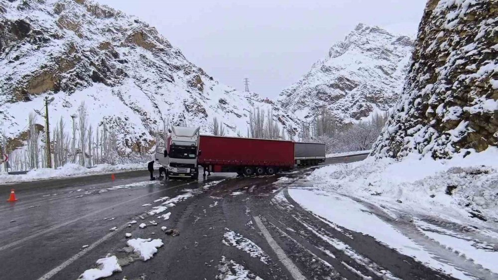 Erzurum'daki buzlanma kazalara davetiye çıkarıyor