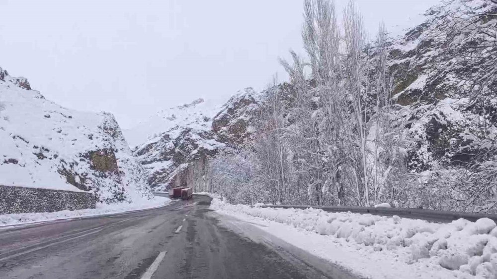 Erzurum'daki buzlanma kazalara davetiye çıkarıyor