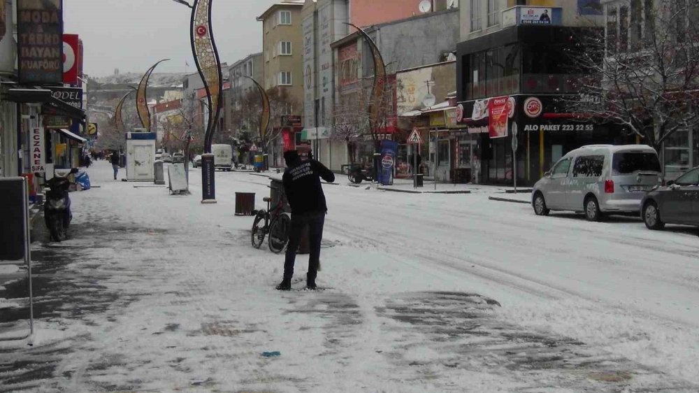 Kars kent merkezi beyaza büründü