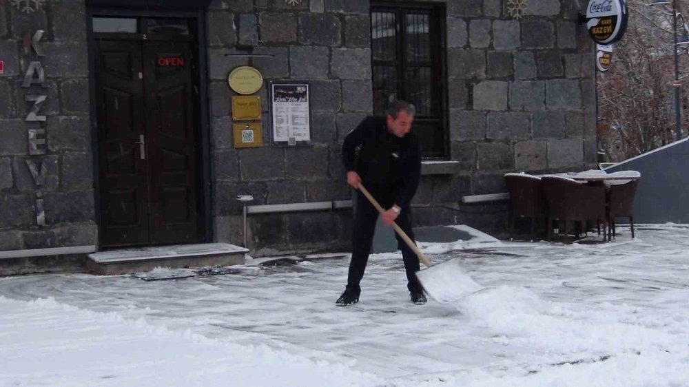 Kars kent merkezi beyaza büründü