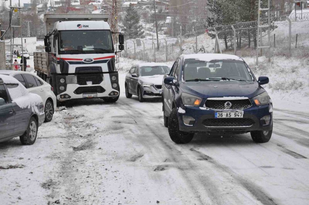 Kars’ta yollar buz pistine döndü