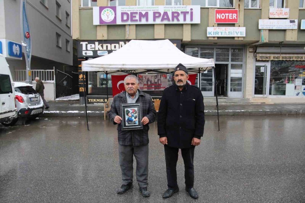 Muş'taki evlat nöbeti soğuk havaya rağmen sürüyor