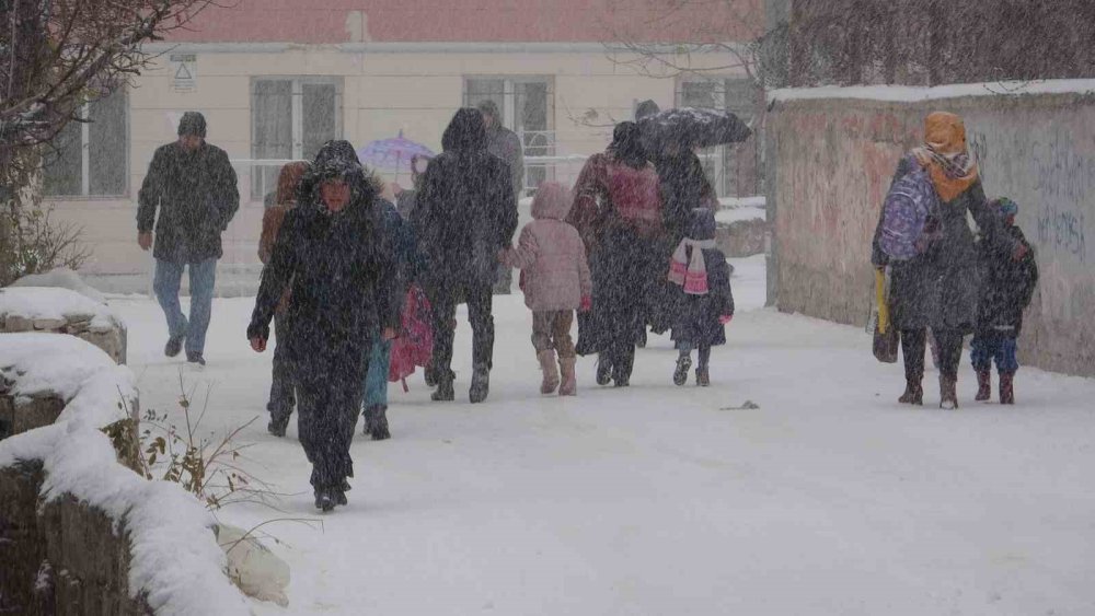 Van’da kar yağışı devam ediyor