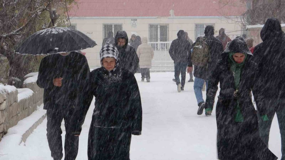 Van’da kar yağışı devam ediyor