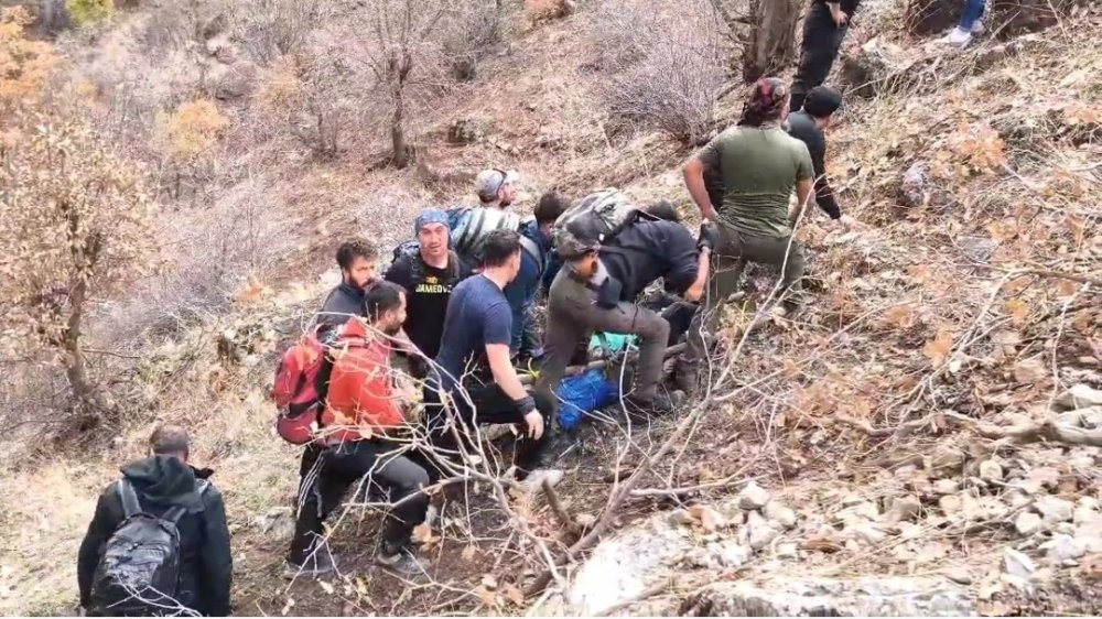 Van'da tırmanış sırasında ayağı kırılan doğasever kurtarıldı