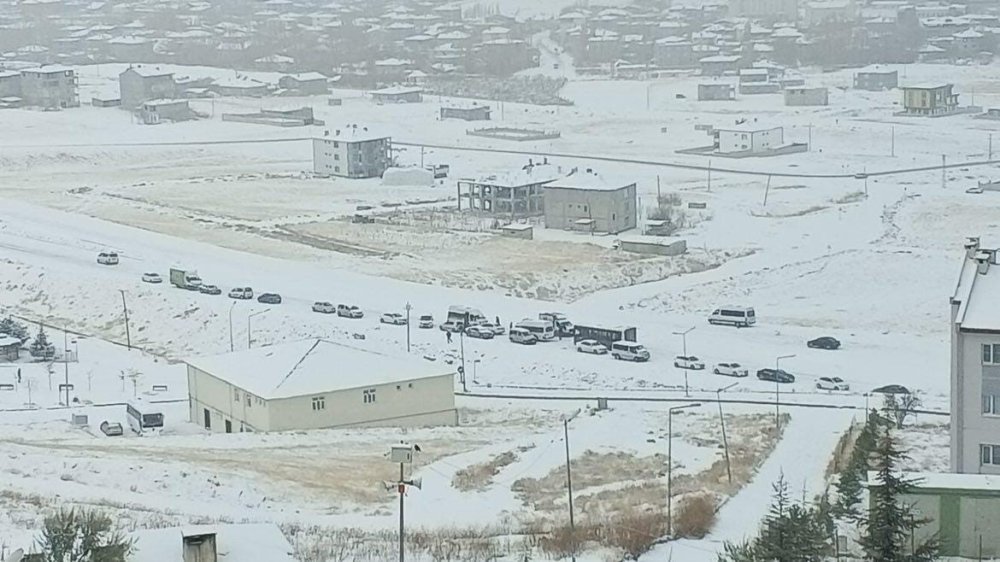 Van’da yollar adeta buz pisti