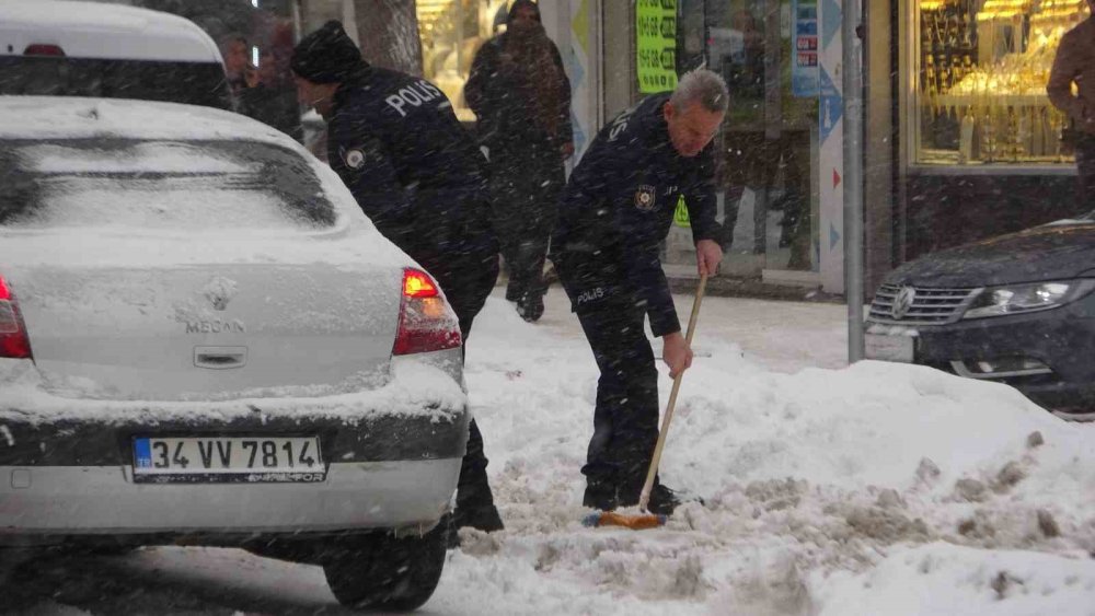 Van’da yollar adeta buz pisti