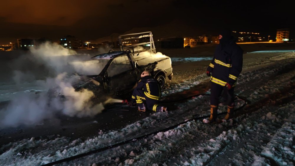 Van'da bir vatandaş sürekli arıza yapan kamyonetini yaktı