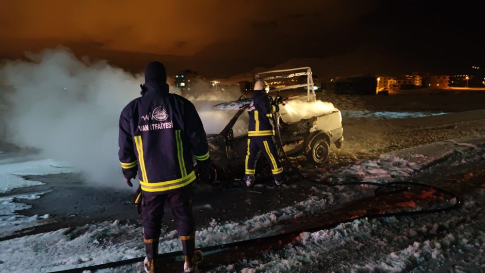 Van'da bir vatandaş sürekli arıza yapan kamyonetini yaktı