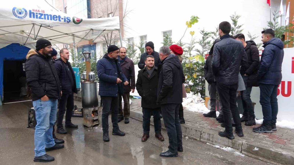 Van’da işten çıkarılan belediye işçilerinin eylemi soğuk havada devam ediyor