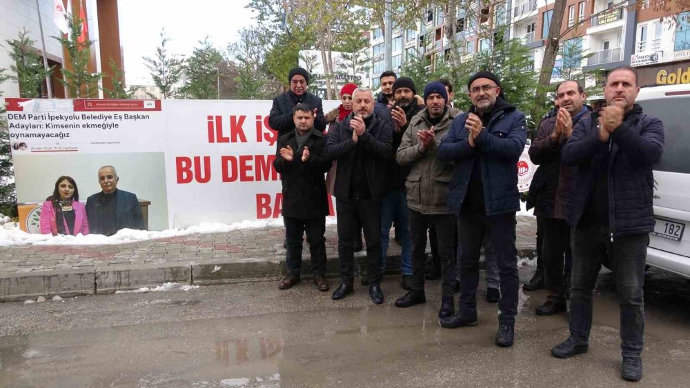 Van’da işten çıkarılan belediye işçilerinin eylemi soğuk havada devam ediyor