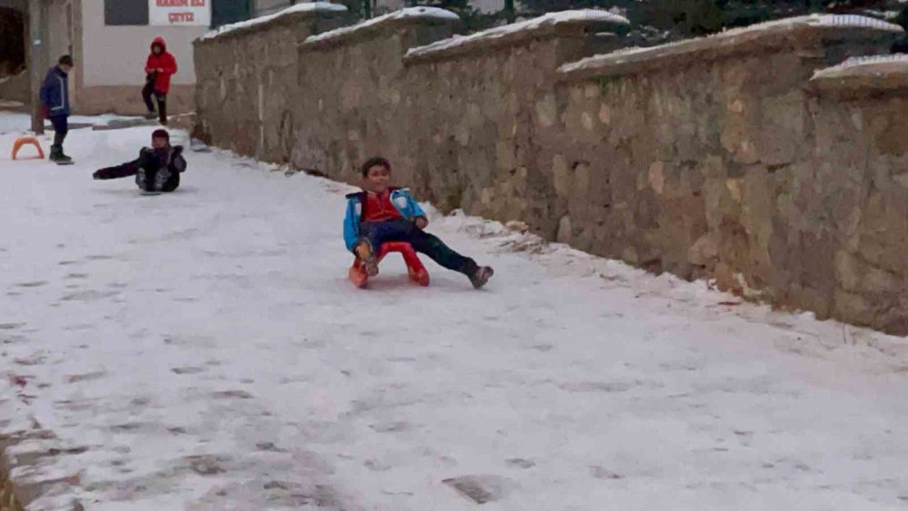 Kars'ta çocuklar karın keyfini çıkarıyor