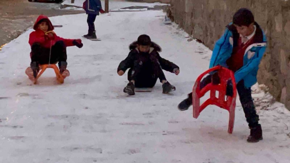 Kars'ta çocuklar karın keyfini çıkarıyor