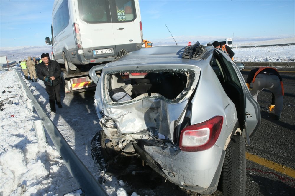 Kars'taki kazada 13'ü öğretmen 14 kişi yaralandı